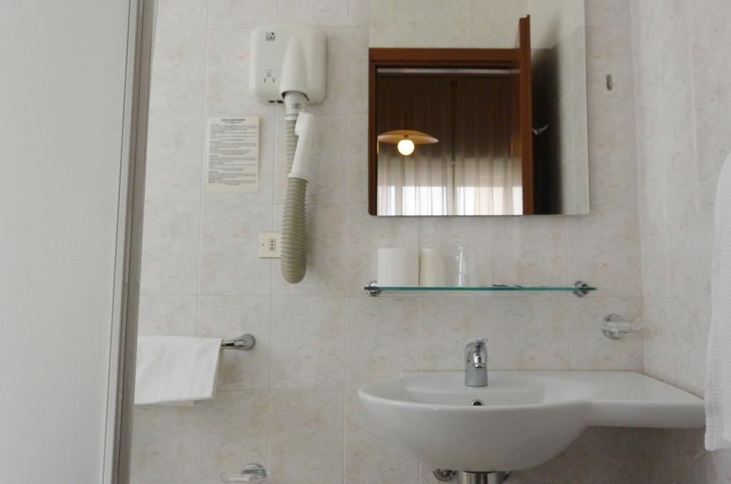 Dipendenza Aurora Apartment Pavia Bagian luar foto