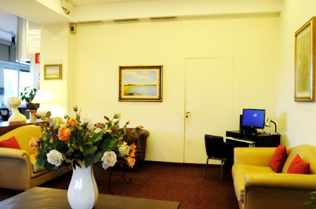 Dipendenza Aurora Apartment Pavia Bagian luar foto